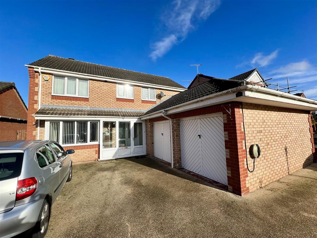 4 bed property to rent in Charlecote Walk, Nuneaton CV11, £1,495 pcm