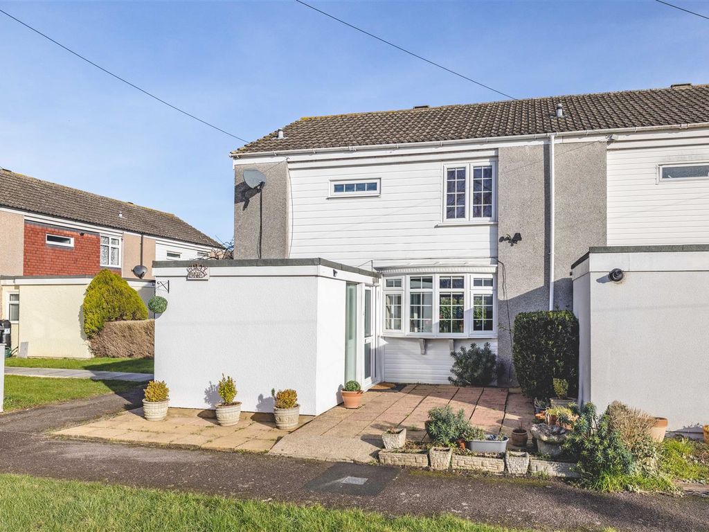 3 bed end terrace house for sale in Wood Close, Windsor SL4, £415,000