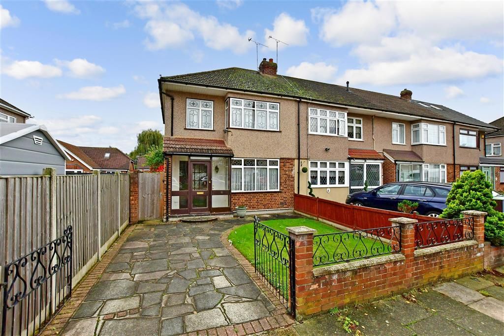 3 bed end terrace house for sale in Woodside Close, Rainham, Essex RM13