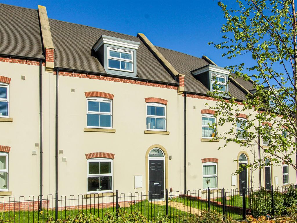 4 bed terraced house for sale in Pilkington Close, Wakefield WF1 Zoopla