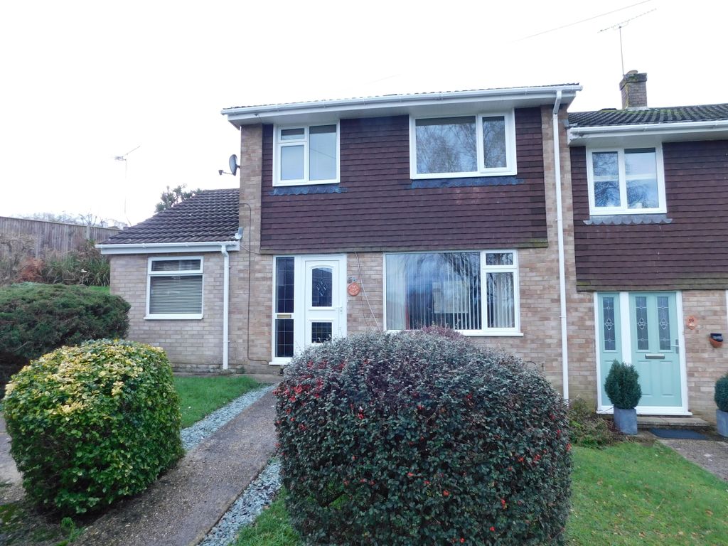 4 bed end terrace house for sale in Whittington Close, Hythe SO45, £