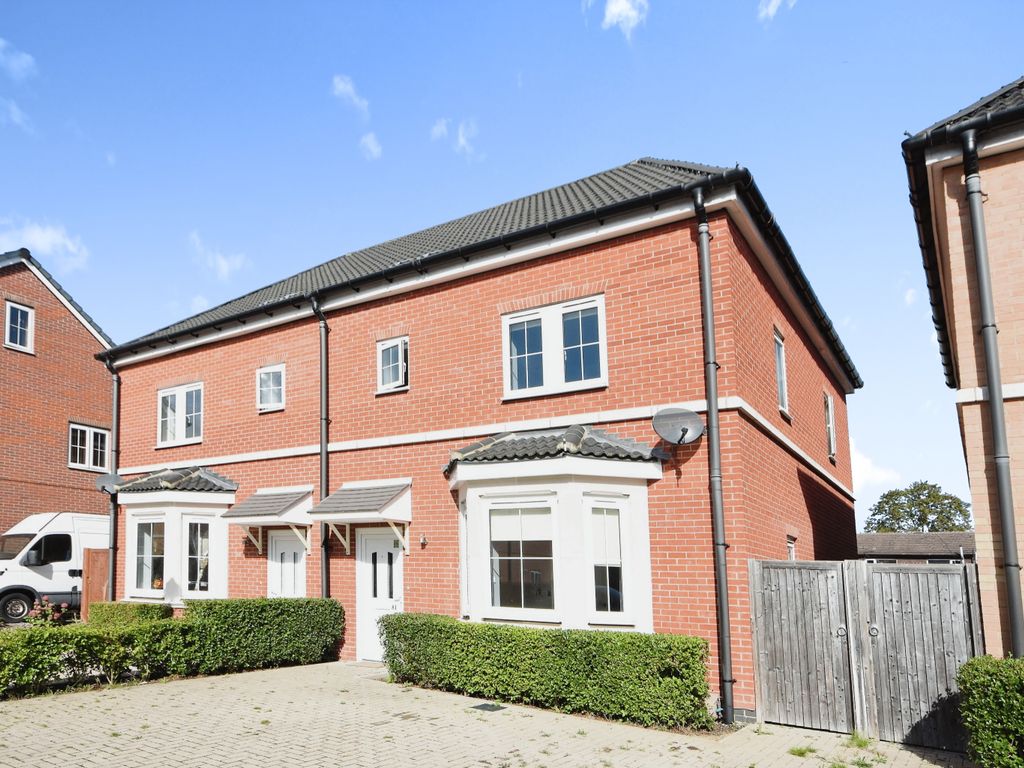 3 bed semidetached house for sale in Britten Avenue, Basildon, Essex