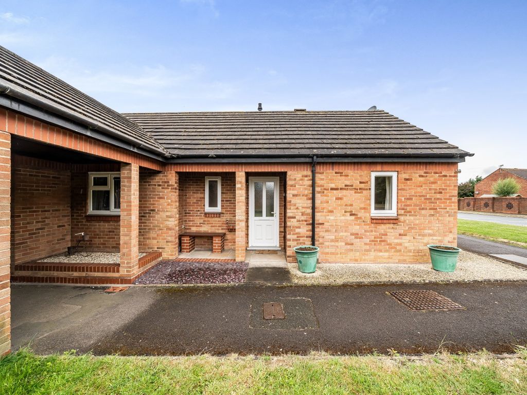 1 bed semidetached bungalow for sale in Linden Close, Evesham WR11