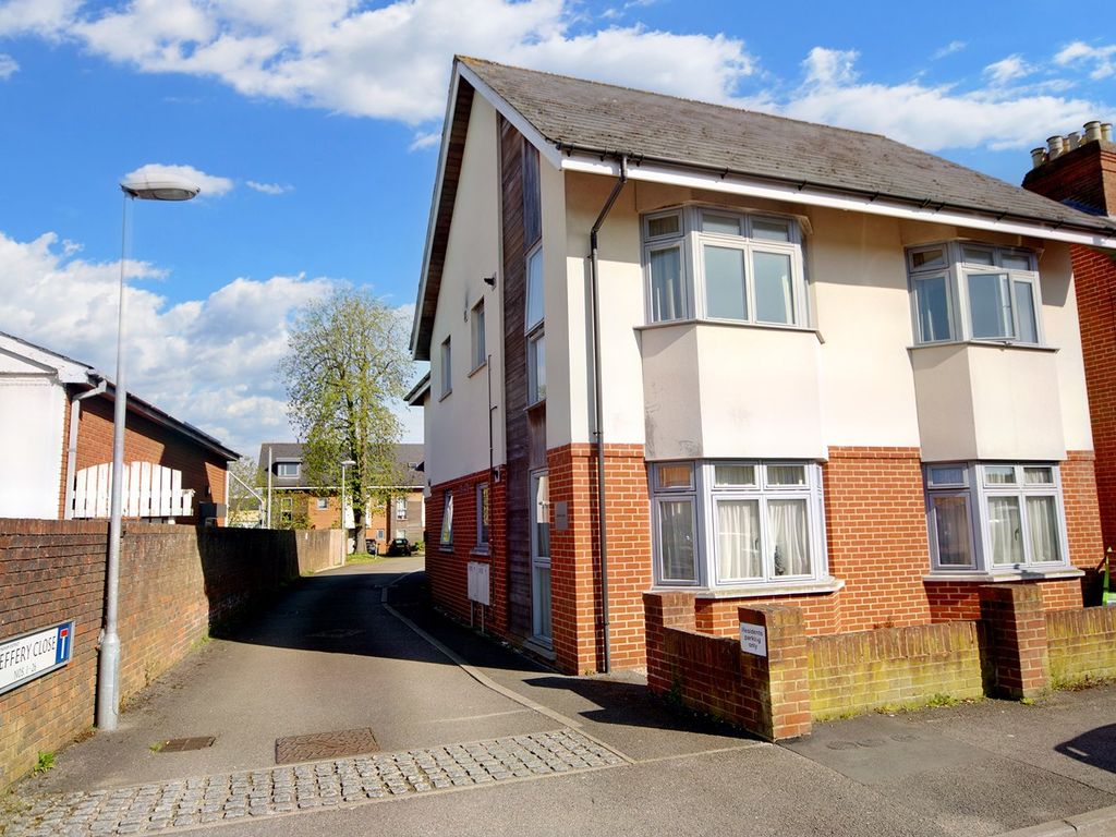 2 bed flat for sale in Jeffery Close, Wokingham RG40 Zoopla