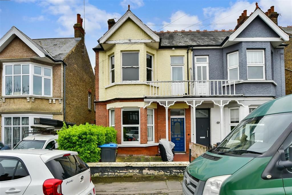 1 bed flat for sale in Lyndhurst Avenue, Cliftonville, Margate, Kent