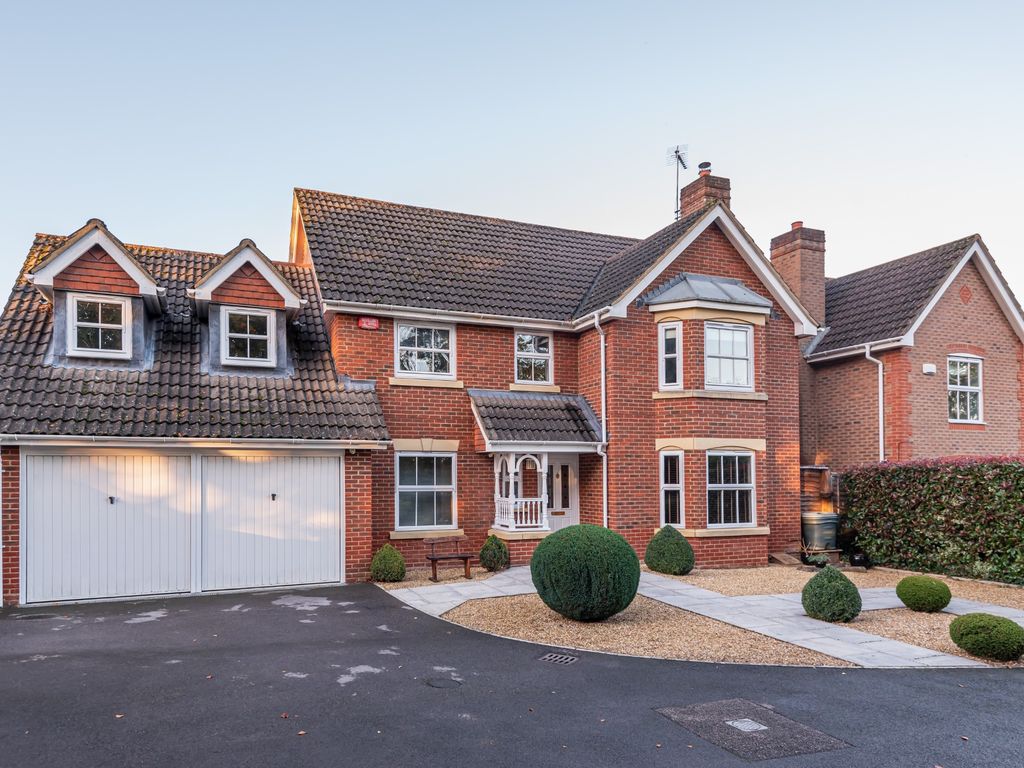 4 bed detached house for sale in Denning Mead, Andover SP10, £675,000