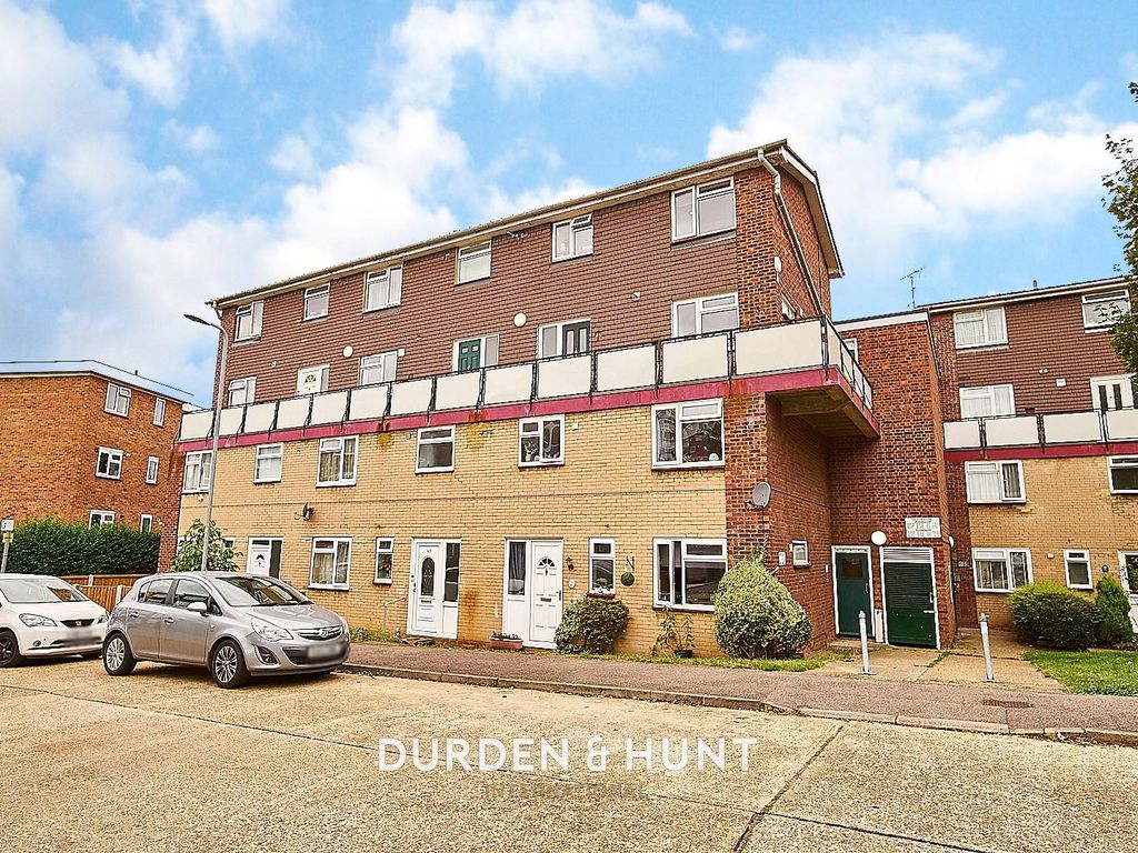 2 bed for sale in Victor Close, Hornchurch RM12, £240,000