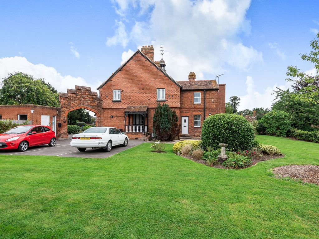 1 bed flat to rent in Straight Road, Old Windsor SL4, £1,150 pcm Zoopla