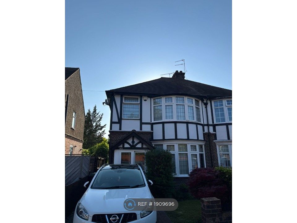 3 bed semidetached house to rent in Wardown Crescent, Luton LU2, £