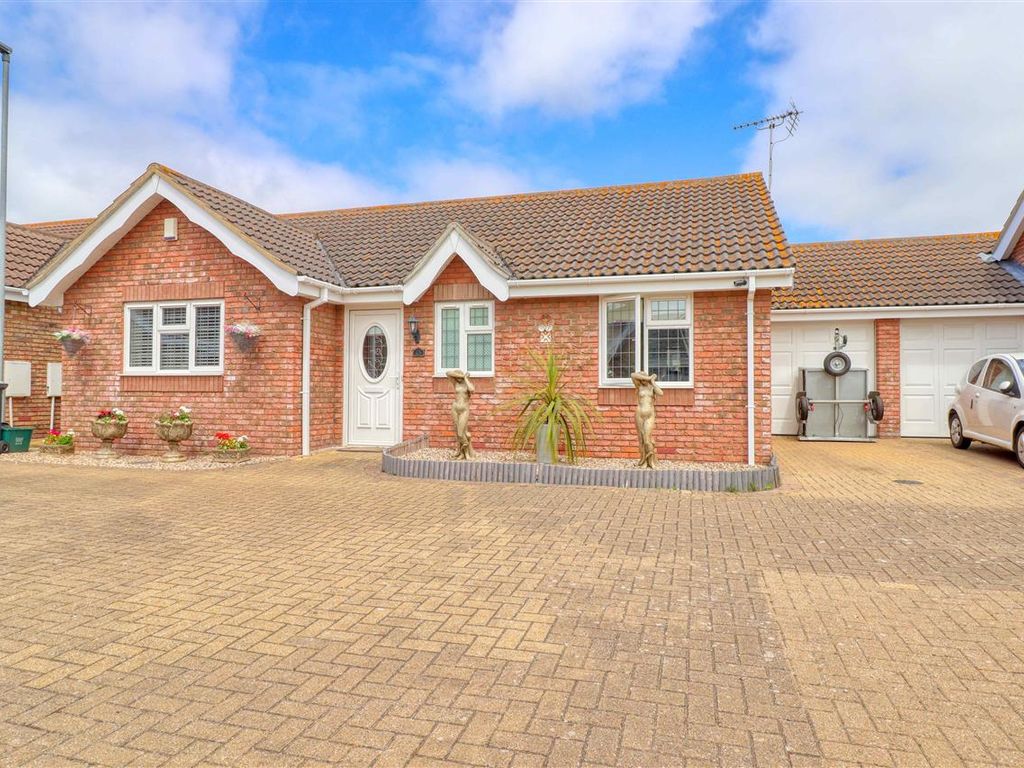 2 bed bungalow for sale in Rose Crescent, Great Clacton CO14 Zoopla