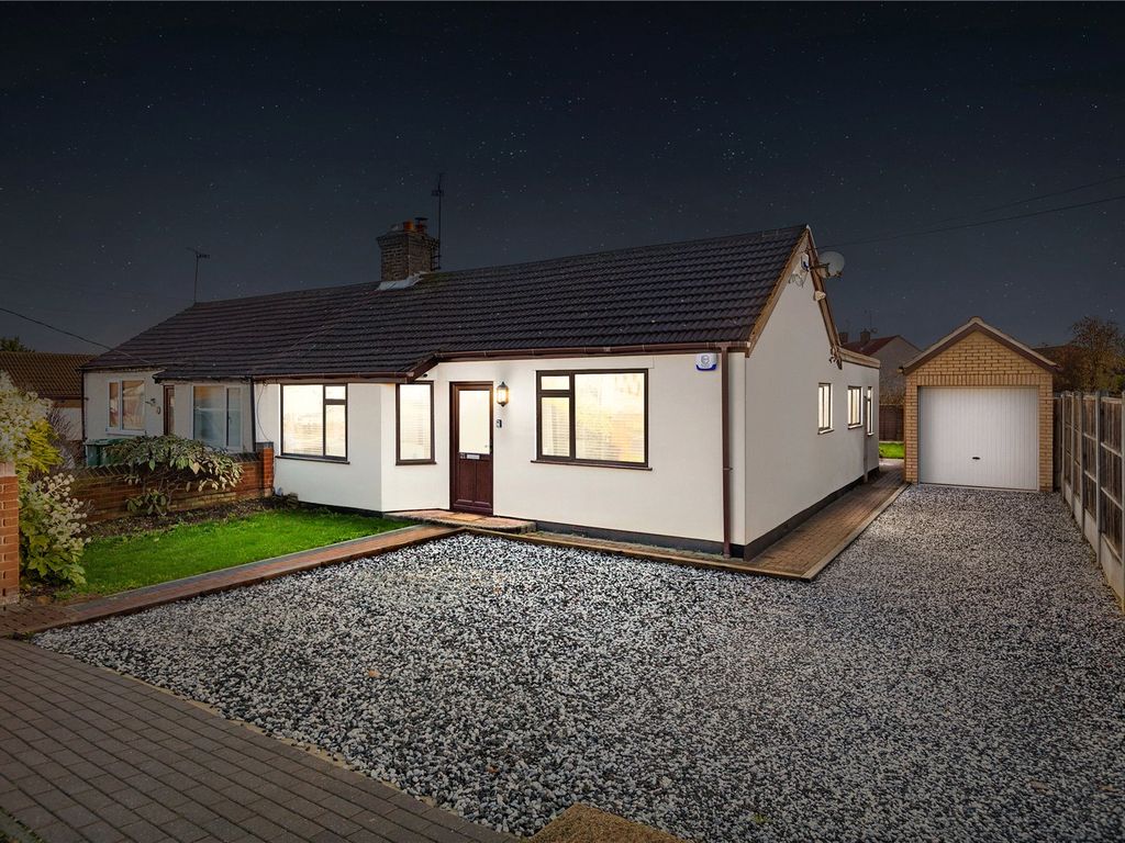 2 bed bungalow for sale in Basildon Drive, Laindon, Basildon SS15 Zoopla