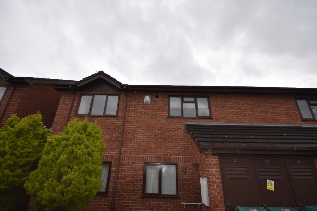 2 bed flat to rent in Caia Gardens, Benjamin Road, Wrexham LL13, £675
