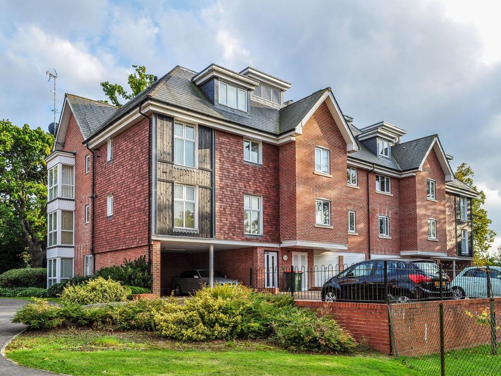 2 bed flat to rent in Stone Court, Crawley RH10, £1,300 pcm Zoopla