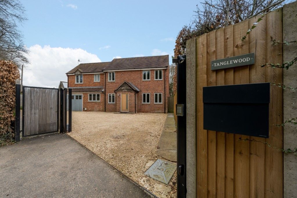 4 bed detached house to rent in Bridle Road, Whitchurch Hill, Reading