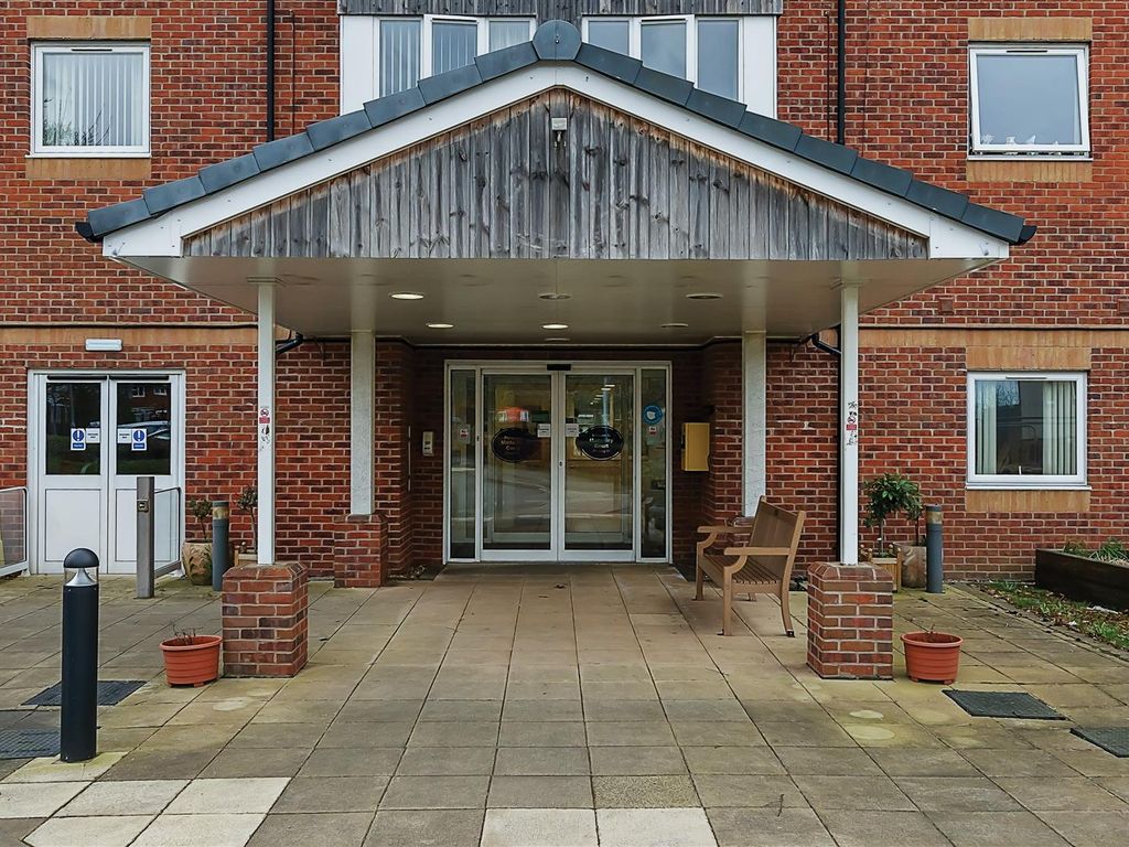 2 bed flat for sale in Cresswell Crescent, Bloxwich, Walsall WS3, £