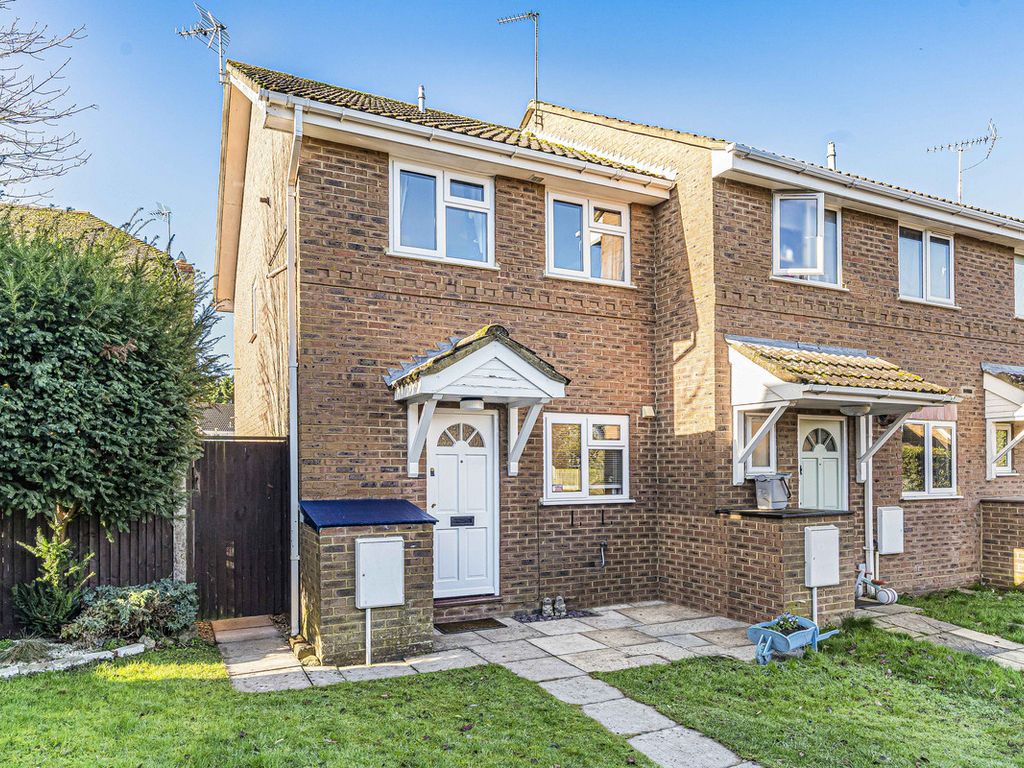 2 bed end terrace house for sale in Kingfisher Way, Bicester OX26, £