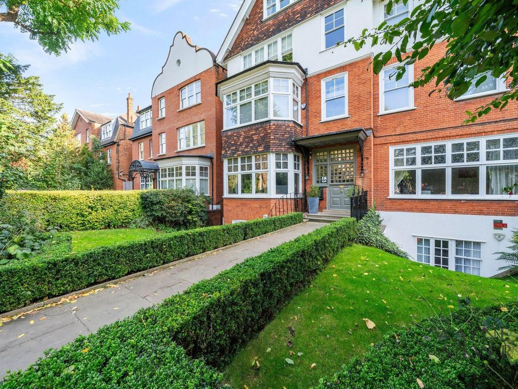 2 bed flat for sale in Lyndhurst Road, Hampstead, London NW3, £800,000