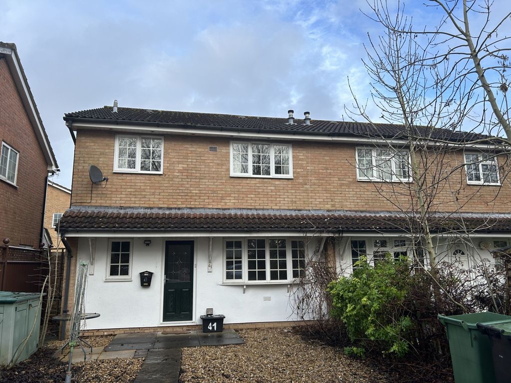 2 bed semidetached house to rent in James Close, Chippenham SN15, £995