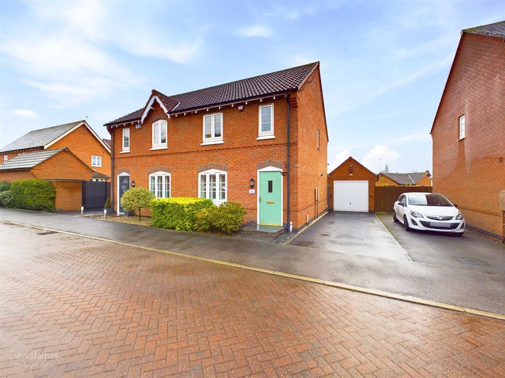 3 bed semidetached house for sale in Hirst Close, Arnold, Nottingham