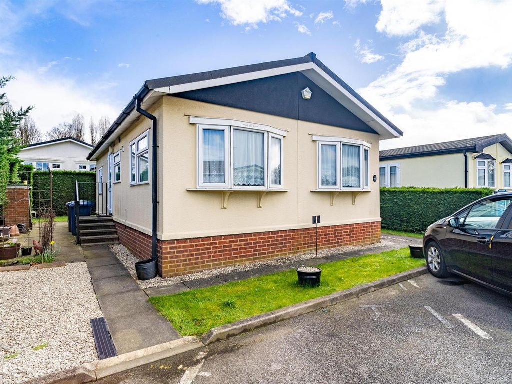 2 bed mobile/park home for sale in Elstree Park, Lane