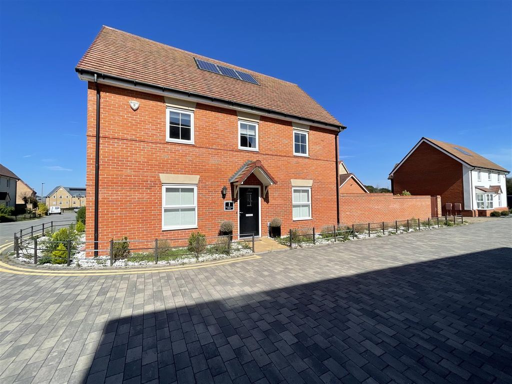 4 bed detached house for sale in Ferndown Close, StanfordLeHope SS17