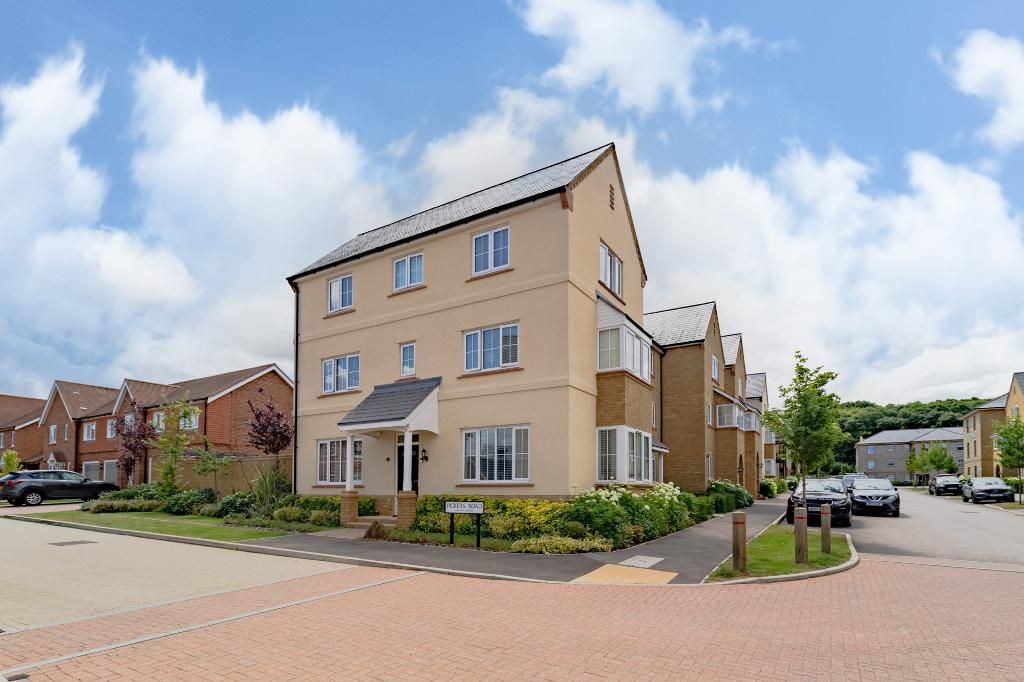 4 bed end terrace house for sale in Pickers Road, Allington, Maidstone