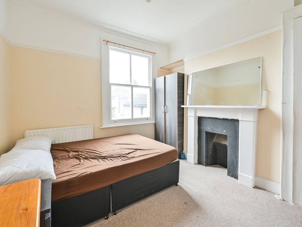 2 bed flat for sale in Brayards Road, Peckham, London SE15, £450,000