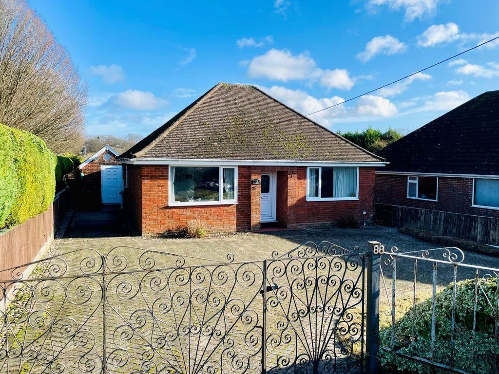 2 bed bungalow for sale in Roman Road, Basingstoke RG23, £425,000 Zoopla