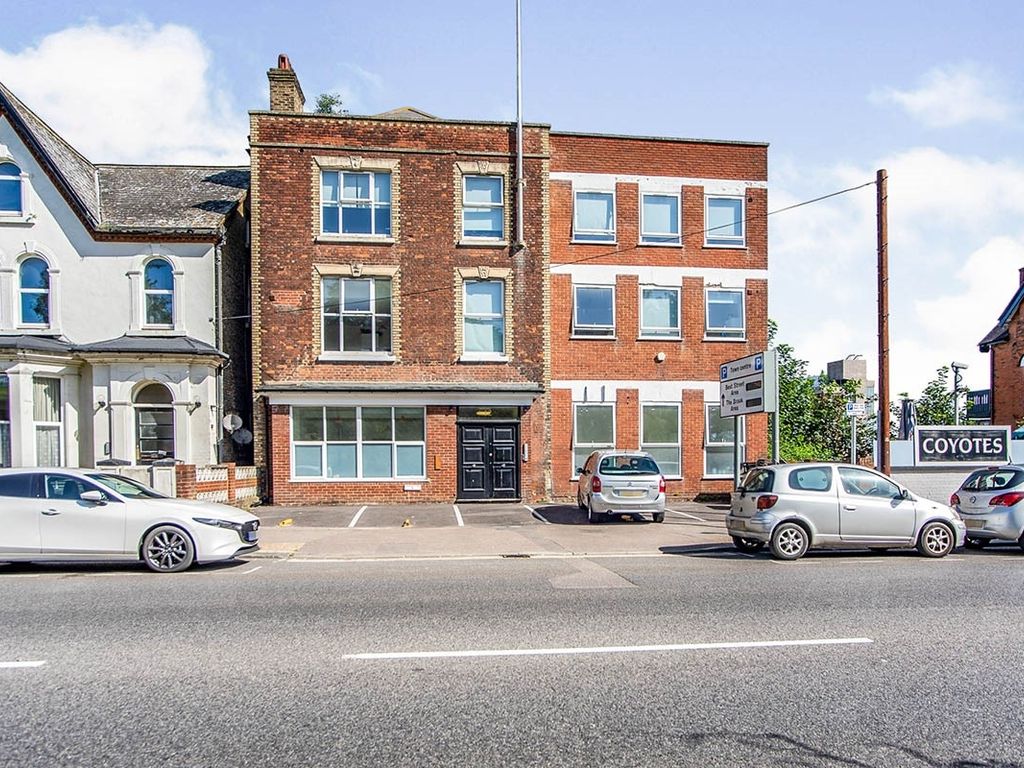 1 bed flat to rent in New Road Avenue, Chatham, Kent ME4, £775 pcm Zoopla