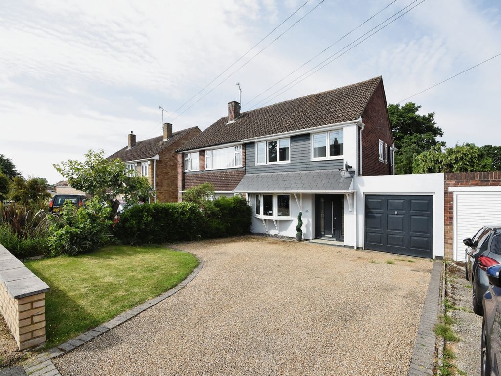 3 bed semidetached house for sale in Fairfield Rise, Billericay, Essex