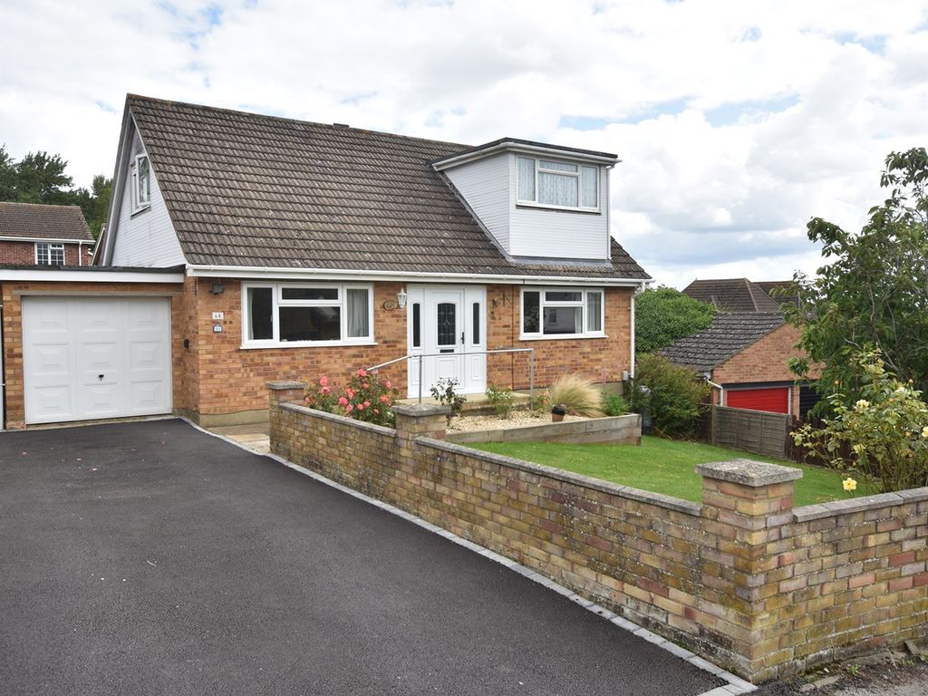3 bed detached bungalow for sale in Red Rose, Binfield RG42, £585,000 Zoopla