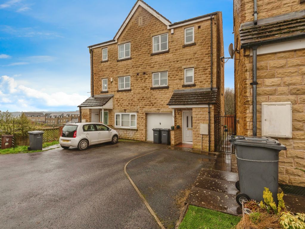 4 bed semidetached house for sale in Arnhem Close, Gilstead, Bingley