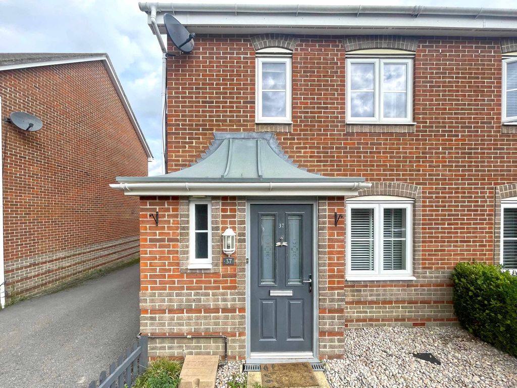 3 bed semidetached house for sale in Dorset Crescent, Basingstoke
