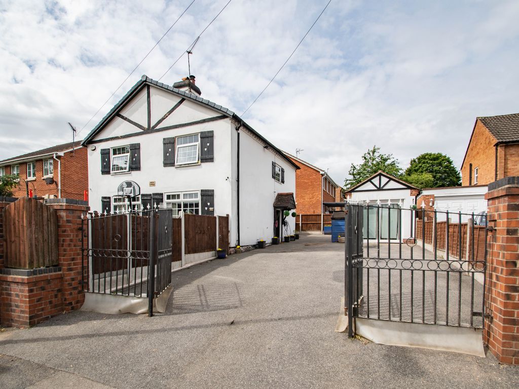 4 bed detached house for sale in Studley Road, Greenlands, Redditch