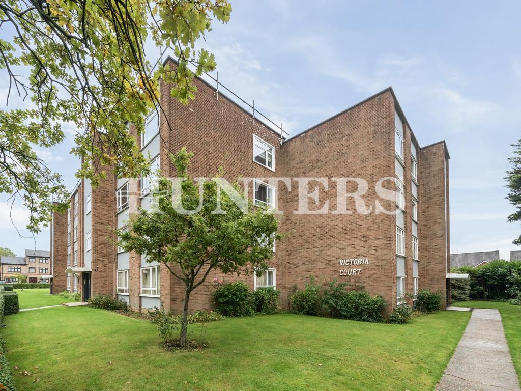 1 bed flat for sale in Victoria Road, Gidea Park, Romford RM1, £250,000