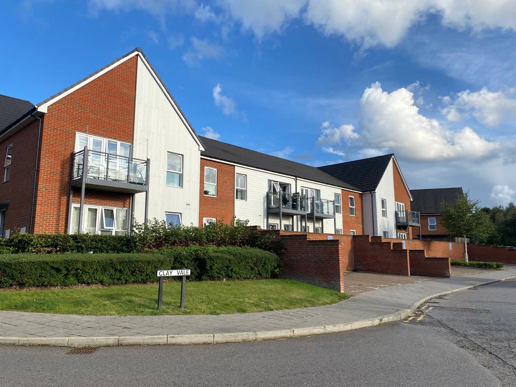 1 bed to rent in Pondtail Avenue, Faygate, Horsham RH12, £