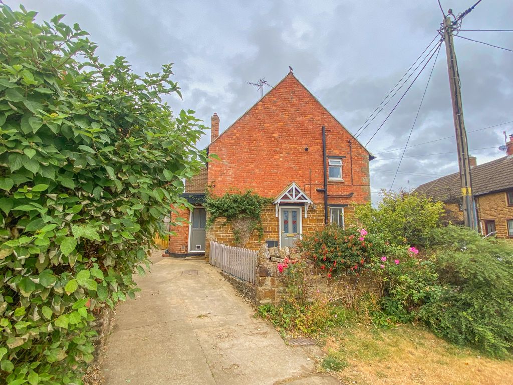 2 bed end terrace house for sale in South Street, Woodford Halse NN11