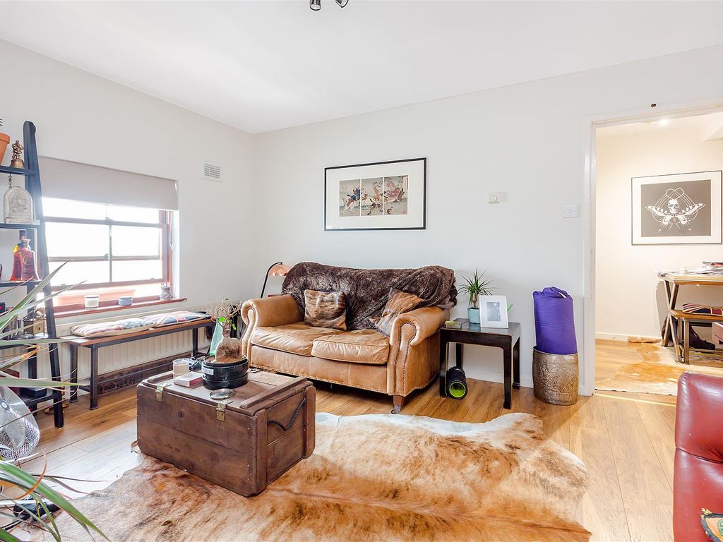 1 bed flat to rent in Simon Close, Portobello Road, London W11, £1,750