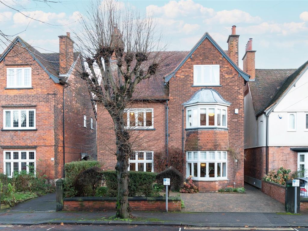 5 bed detached house for sale in Tennyson Avenue, Chesterfield S40, £