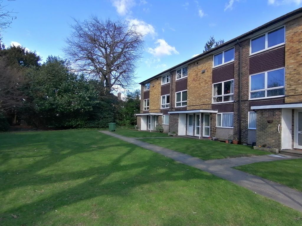 2 bed flat to rent in Cotswold Court, Horsham RH13, £1,225 pcm Zoopla