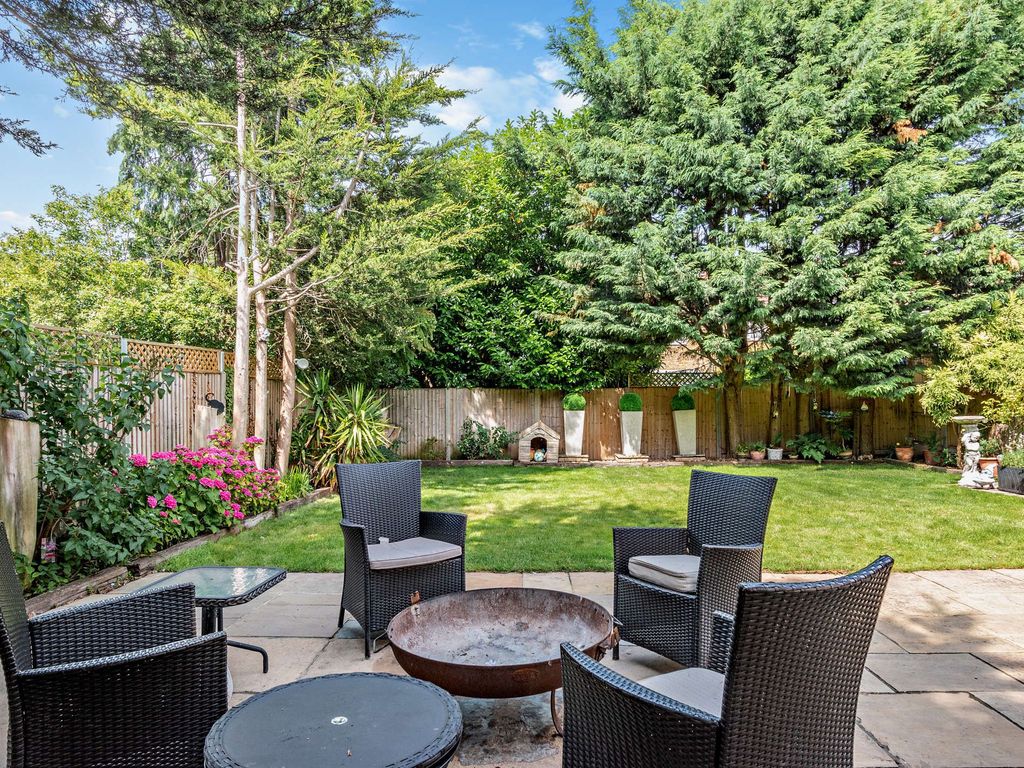 2 bed end terrace house for sale in Dore Gardens, Morden SM4, £425,000 Zoopla