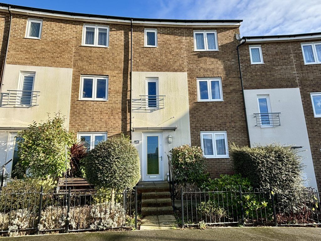 4 bed town house for sale in Drake Road, Yeovil, Somerset BA21, £