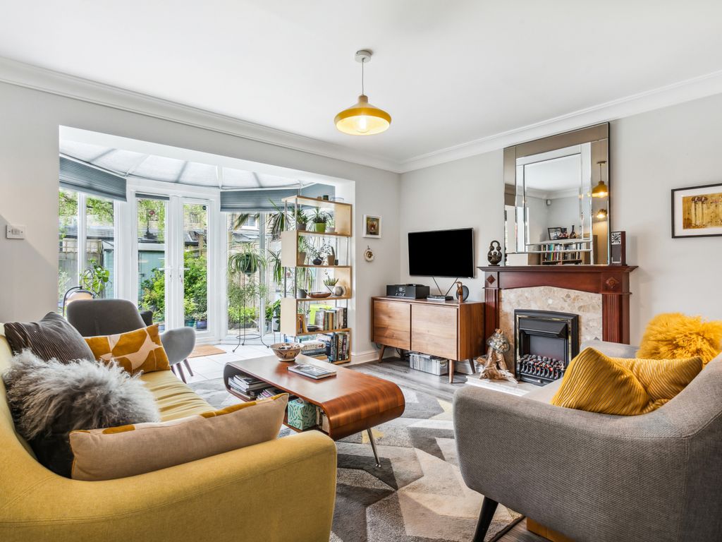 2 bed terraced house for sale in Bailey Mews, Chiswick W4, £1,000,000