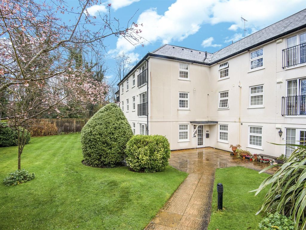 3 bed flat to rent in Ockham Road South, East Horsley, Leatherhead KT24, £1,595 pcm Zoopla
