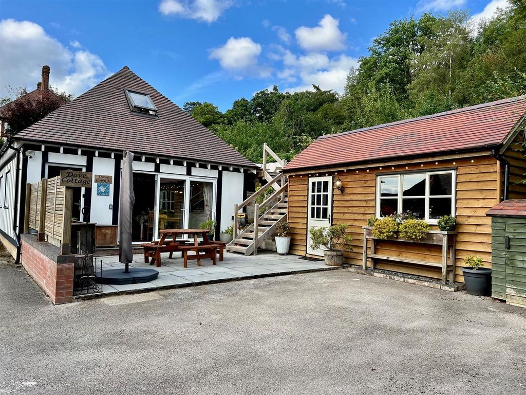 3 bed detached house for sale in Croft Bank, Malvern WR14, £375,000