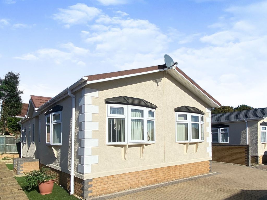 2 bed mobile/park home for sale in Park Avenue, Cambrian Residential