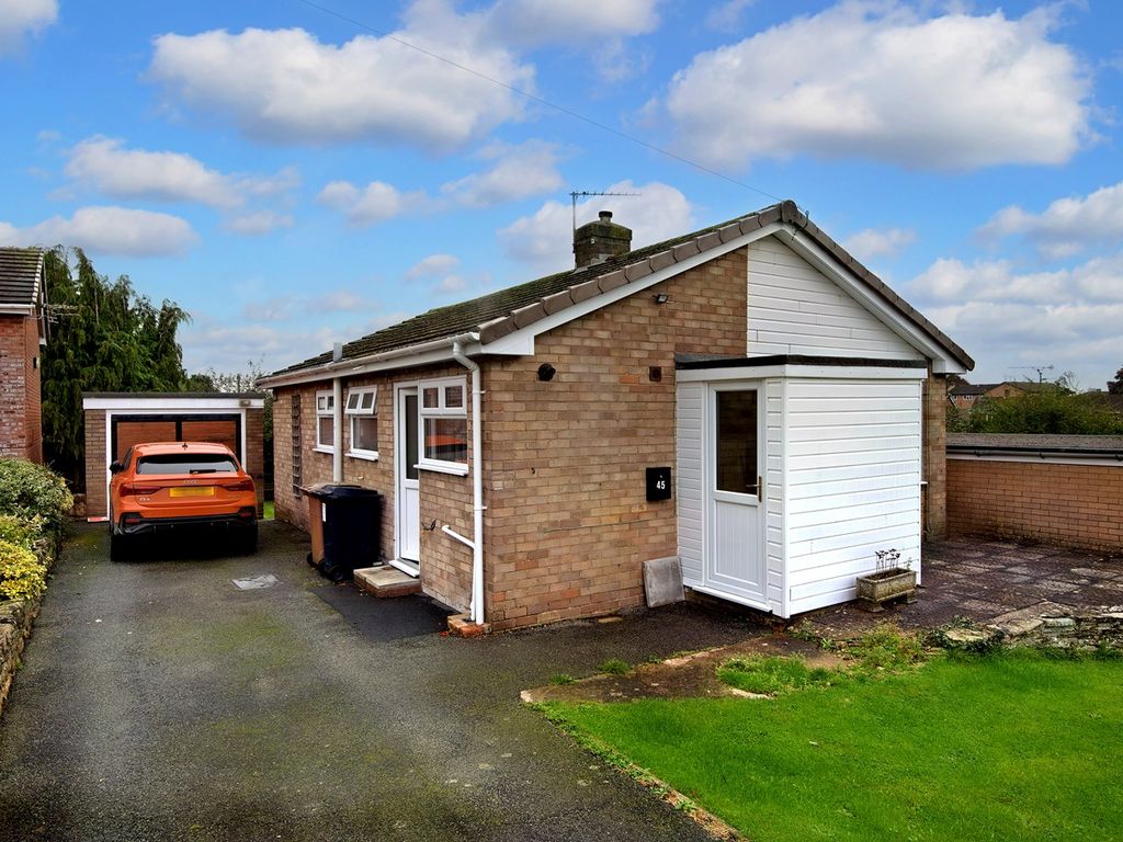 3 bed detached bungalow for sale in Walford Road, Oswestry SY11, £
