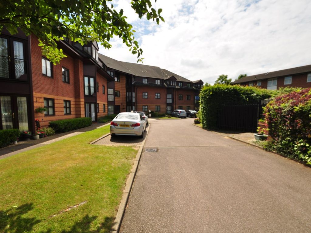 2 bed property for sale in Roseacre Gardens, Welwyn Garden City AL7