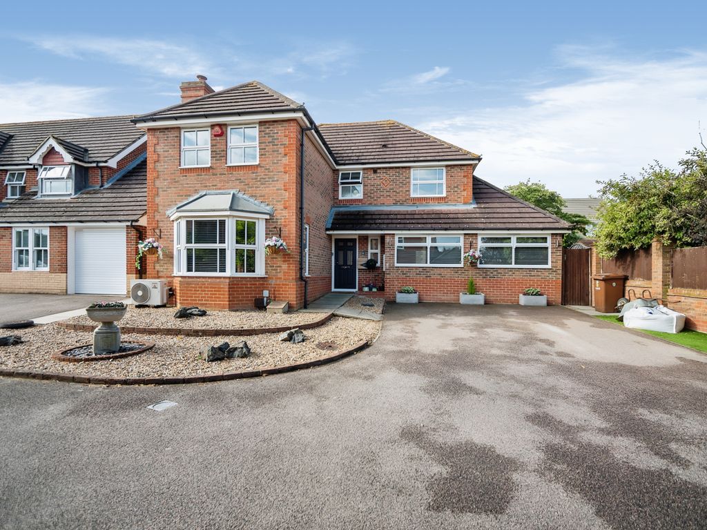 4 bed detached house for sale in Grant Road, Wainscott, Rochester ME3