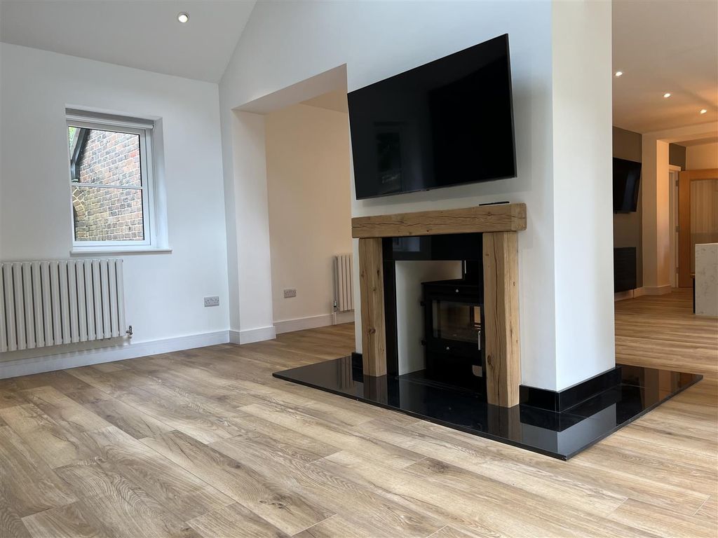 4 bed detached house to rent in Blackwater Lane, Crawley RH10, £3,000